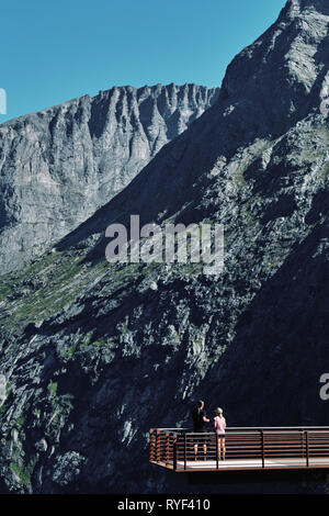 Touristen genießen den Trollstigen/Trollvegen mountain Aussichtspunkt am Geiranger-Trollstigen National Scenic Route in Norwegen Stockfoto