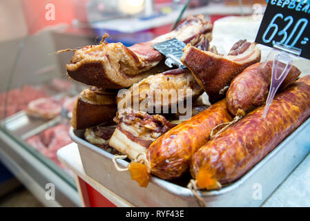 Große Stapel von ganzen Speck. Große geräuchertem Speck. Geräucherte Wurst. Gesalzenen Schmalz. Inschrift auf russisch: geräucherter Speck, Krakauer Wurst. Stockfoto