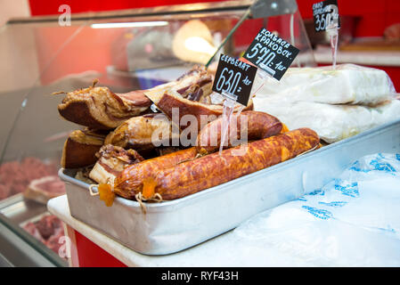 Große Stapel von ganzen Speck. Große geräuchertem Speck. Geräucherte Wurst. Gesalzenen Schmalz. Inschrift auf russisch: geräucherter Speck, Krakauer Wurst. Stockfoto