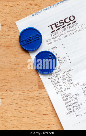 Tesco Gemeinschaft Liebe blaue Token, welche Kunden auf den einzelnen Shop erwerben und an ausgewählte Wohltätigkeitsorganisationen zu spenden. Stockfoto