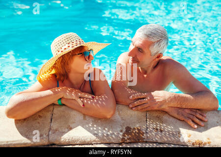 Senior paar Entspannen im Pool. Glückliche Menschen genießen Sommer Urlaub. All inclusive. Stockfoto