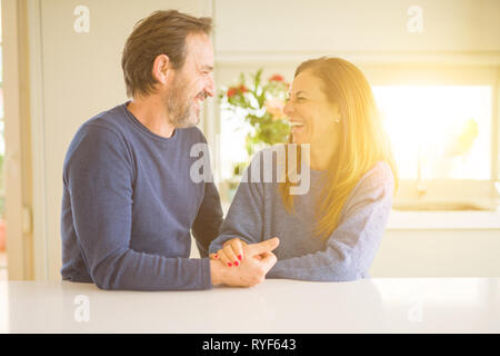 Romantische mittlere Alter Paar zusammen zu Hause sitzen Stockfoto