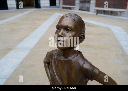 Offenes Girl Statue des Bildhauers Kristen Visbal in London, England, Vereinigtes Königreich. Der furchtlose Mädchen, die auch als die Defiant Girl statue verwiesen wurde, ursprünglich liegt an der Wall Street im Jahr 2017, steht dabei mit dem Gesicht nach unten die wütenden Stier Statue, hat in London installiert, den internationalen Frauentag zu markieren. Die Bronzestatue wurde in Paternoster Square installiert. Stockfoto