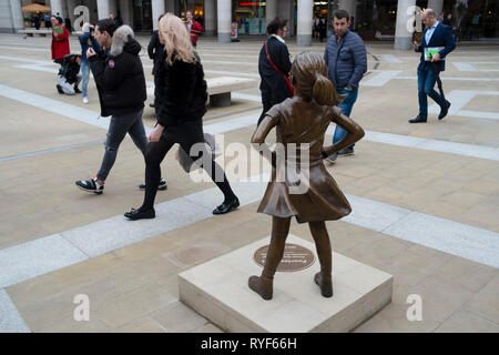 Offenes Girl Statue des Bildhauers Kristen Visbal in London, England, Vereinigtes Königreich. Der furchtlose Mädchen, die auch als die Defiant Girl statue verwiesen wurde, ursprünglich liegt an der Wall Street im Jahr 2017, steht dabei mit dem Gesicht nach unten die wütenden Stier Statue, hat in London installiert, den internationalen Frauentag zu markieren. Die Bronzestatue wurde in Paternoster Square installiert. Stockfoto