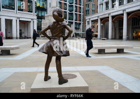 Offenes Girl Statue des Bildhauers Kristen Visbal in London, England, Vereinigtes Königreich. Der furchtlose Mädchen, die auch als die Defiant Girl statue verwiesen wurde, ursprünglich liegt an der Wall Street im Jahr 2017, steht dabei mit dem Gesicht nach unten die wütenden Stier Statue, hat in London installiert, den internationalen Frauentag zu markieren. Die Bronzestatue wurde in Paternoster Square installiert. Stockfoto