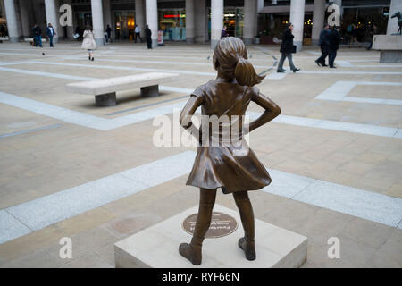 Offenes Girl Statue des Bildhauers Kristen Visbal in London, England, Vereinigtes Königreich. Der furchtlose Mädchen, die auch als die Defiant Girl statue verwiesen wurde, ursprünglich liegt an der Wall Street im Jahr 2017, steht dabei mit dem Gesicht nach unten die wütenden Stier Statue, hat in London installiert, den internationalen Frauentag zu markieren. Die Bronzestatue wurde in Paternoster Square installiert. Stockfoto