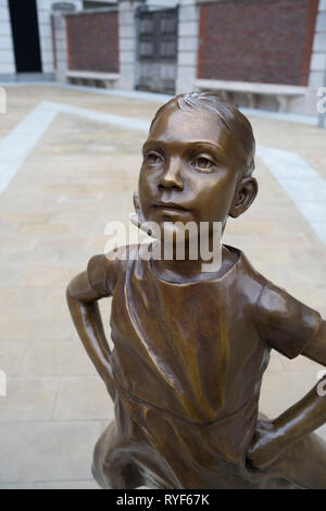 Offenes Girl Statue des Bildhauers Kristen Visbal in London, England, Vereinigtes Königreich. Der furchtlose Mädchen, die auch als die Defiant Girl statue verwiesen wurde, ursprünglich liegt an der Wall Street im Jahr 2017, steht dabei mit dem Gesicht nach unten die wütenden Stier Statue, hat in London installiert, den internationalen Frauentag zu markieren. Die Bronzestatue wurde in Paternoster Square installiert. Stockfoto