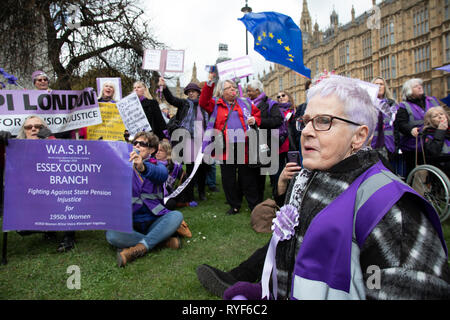 WASPI Frauen Protest schließt sich dem Anti Brexit Demonstration nach durch die Barrieren auf College Green in Westminster am Tag brechen nach der "ihrer Stimme" bei MPs wieder des Ministerpräsidenten Brexit Rückzug Abkommen abgelehnt und vor der Abstimmung über die Abschaffung der Möglichkeit einer No Deal Brexit am 13. März 2019 in London, England, Vereinigtes Königreich. Frauen gegen staatliche Rente Ungleichheit ist ein Freiwilliger in Großbritannien ansässige Organisation, die 2015 gegründet wurde, die Kampagnen gegen die Art und Weise, in der die staatliche Rente Alter für Männer und Frauen ausgeglichen wurde. Sie fordern für die Millionen von betroffenen Frauen durch die Stockfoto