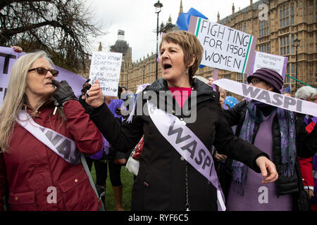 WASPI Frauen Protest schließt sich dem Anti Brexit Demonstration nach durch die Barrieren auf College Green in Westminster am Tag brechen nach der "ihrer Stimme" bei MPs wieder des Ministerpräsidenten Brexit Rückzug Abkommen abgelehnt und vor der Abstimmung über die Abschaffung der Möglichkeit einer No Deal Brexit am 13. März 2019 in London, England, Vereinigtes Königreich. Frauen gegen staatliche Rente Ungleichheit ist ein Freiwilliger in Großbritannien ansässige Organisation, die 2015 gegründet wurde, die Kampagnen gegen die Art und Weise, in der die staatliche Rente Alter für Männer und Frauen ausgeglichen wurde. Sie fordern für die Millionen von betroffenen Frauen durch die Stockfoto