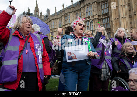 WASPI Frauen Protest schließt sich dem Anti Brexit Demonstration nach durch die Barrieren auf College Green in Westminster am Tag brechen nach der "ihrer Stimme" bei MPs wieder des Ministerpräsidenten Brexit Rückzug Abkommen abgelehnt und vor der Abstimmung über die Abschaffung der Möglichkeit einer No Deal Brexit am 13. März 2019 in London, England, Vereinigtes Königreich. Frauen gegen staatliche Rente Ungleichheit ist ein Freiwilliger in Großbritannien ansässige Organisation, die 2015 gegründet wurde, die Kampagnen gegen die Art und Weise, in der die staatliche Rente Alter für Männer und Frauen ausgeglichen wurde. Sie fordern für die Millionen von betroffenen Frauen durch die Stockfoto