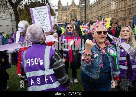 WASPI Frauen Protest schließt sich dem Anti Brexit Demonstration nach durch die Barrieren auf College Green in Westminster am Tag brechen nach der "ihrer Stimme" bei MPs wieder des Ministerpräsidenten Brexit Rückzug Abkommen abgelehnt und vor der Abstimmung über die Abschaffung der Möglichkeit einer No Deal Brexit am 13. März 2019 in London, England, Vereinigtes Königreich. Frauen gegen staatliche Rente Ungleichheit ist ein Freiwilliger in Großbritannien ansässige Organisation, die 2015 gegründet wurde, die Kampagnen gegen die Art und Weise, in der die staatliche Rente Alter für Männer und Frauen ausgeglichen wurde. Sie fordern für die Millionen von betroffenen Frauen durch die Stockfoto