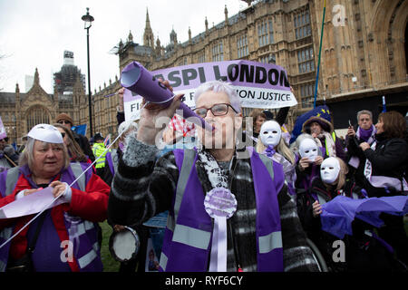 WASPI Frauen Protest schließt sich dem Anti Brexit Demonstration nach durch die Barrieren auf College Green in Westminster am Tag brechen nach der "ihrer Stimme" bei MPs wieder des Ministerpräsidenten Brexit Rückzug Abkommen abgelehnt und vor der Abstimmung über die Abschaffung der Möglichkeit einer No Deal Brexit am 13. März 2019 in London, England, Vereinigtes Königreich. Frauen gegen staatliche Rente Ungleichheit ist ein Freiwilliger in Großbritannien ansässige Organisation, die 2015 gegründet wurde, die Kampagnen gegen die Art und Weise, in der die staatliche Rente Alter für Männer und Frauen ausgeglichen wurde. Sie fordern für die Millionen von betroffenen Frauen durch die Stockfoto