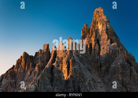 Alpenglow bei Sonnenaufgang auf dem Berg Monte Paterno. Die Sexten Dolmen. Italienische Alpen. Europa. Stockfoto