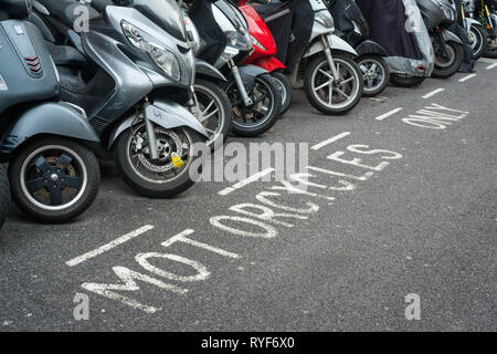 Eine Reihe von Motorrad Motorroller in einem Nur Motorräder Rang in Soho, London geparkt. Stockfoto