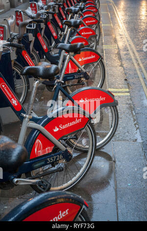 Eine Linie von Santander Fahrräder in Soho, London. Stockfoto