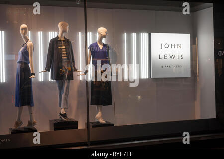 Schaufenster Anzeige an John Lewis in der Oxford Street, London. Stockfoto