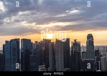 Antenne Sonnenuntergang Blick auf Singapurs Geschäftsviertel Stockfoto