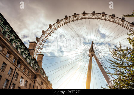 Der County Hall auf der South Bank in London, mit dem London Eye Stockfoto