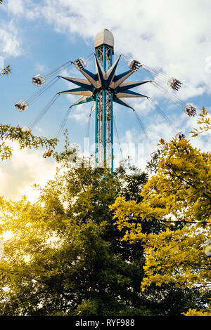 Fliegender Stuhl schaukeln - Attraktion von unten - South Bank, London Stockfoto