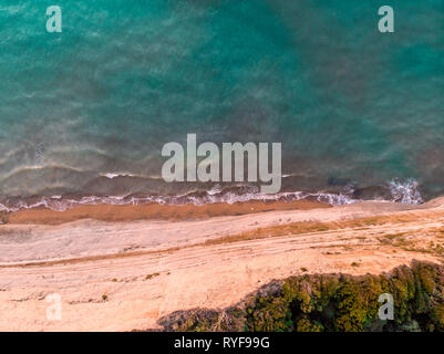 Den letzten drone Luftaufnahme der mediterranen Meer treffen die schiere cliffsides von Korfu, Griechenland Stockfoto