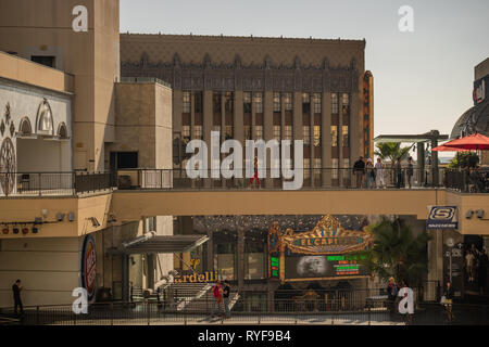 Hollywood Boulevard mit Touristen, Ansicht von Hollywood und Highland Center, Los Angeles, 14. Oktober 2016 Stockfoto