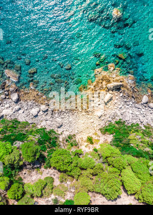 Den letzten drone Luftaufnahme der mediterranen Meer treffen der felsigen Küste von Korfu in Griechenland Stockfoto