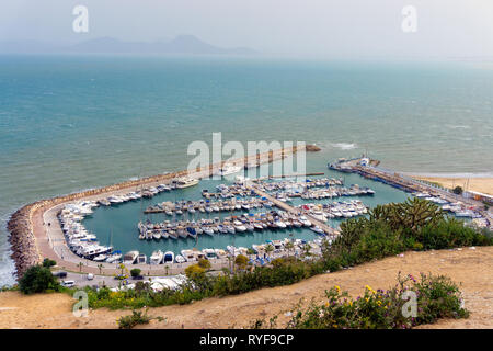 Blick auf die Mittelmeerküste mit Boote im Hafen von Sidi Bou Said, Tunesien Stockfoto