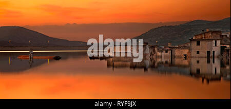 Sonnenuntergang an der "Unken" Dorf Sfendyli am künstlichen See von Aposelemis, die Gemeinde von Hersonissos, Heraklion, Kreta, Griechenland Stockfoto