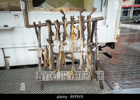 Stockfisch hängen für Verkauf in Marktplatz, Tromso, Troms County, Norwegen Stockfoto