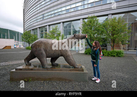 Lebensgroße bronze Polar bear Statue außerhalb des Polaria Museum in Tromsø, Troms County, Norwegen Stockfoto