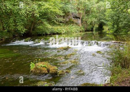 Kleiner Wasserfall auf dem Fluss Taube durch steile Hügel in Dovedale, Derbyshire UK läuft Stockfoto