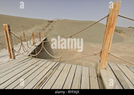 Holzstege für einen Besuch des Rawak Stupa. Taklamakan Desert-Xinjiang-China-0016 Stockfoto