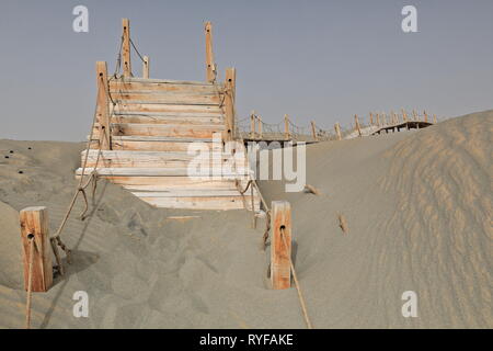 Holzstege für einen Besuch des Rawak Stupa. Taklamakan Desert-Xinjiang-China-0021 Stockfoto