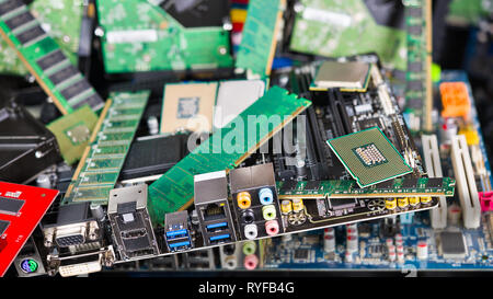 Computer und Laptop Karten. Mainboards, Chips und Erinnerungen. Stapel der Neuen veralteten PC-Teile. CPU, PCB, RAM, DIMM, Anschlüsse, Steckplätze, Kondensatoren. E-Müll. Stockfoto