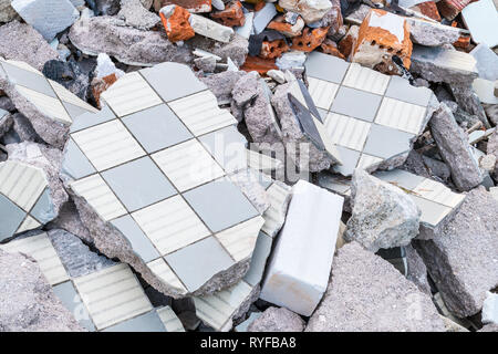 Bauschutt Heap aus zerbrochenen Fliesen, Ziegel und Beton. Bauschutt Stücke close-up. Beschädigten alten Fußboden und Mauerwerk. Abriss, Erdbeben. Stockfoto