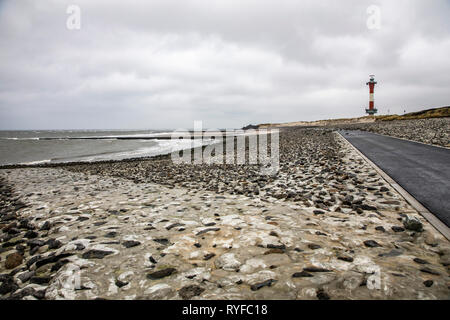 Nordsee Insel Wangerooge, schützenden Deich im Westen der Insel, starke Anreicherung von der Küste, den neuen Leuchtturm, Ostfriesland, Norden Ge Stockfoto