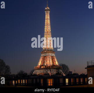 Der Eiffelturm Eiffelturm bei Nacht beleuchtet, Paris, Frankreich. Stockfoto
