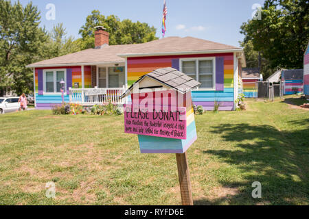 Die Gleichheit Haus begrüßt alle mit seinem Garten und kostenlose Bibliothek in krassem Gegensatz zu der ominösen Zeichen ihrer Nachbarn, Westboro Baptist Church. Stockfoto