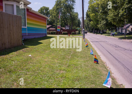 Die Gleichheit Haus begrüßt alle mit seinem Garten und kostenlose Bibliothek in krassem Gegensatz zu der ominösen Zeichen ihrer Nachbarn, Westboro Baptist Church. Stockfoto