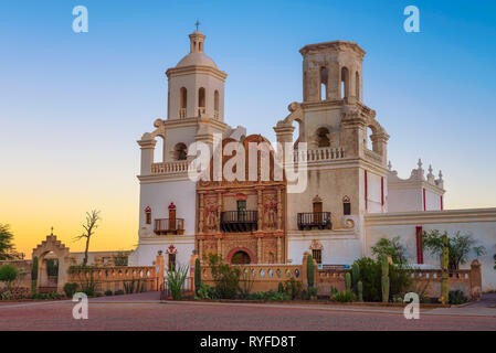 Sonnenaufgang am San Xavier Mission Church in Tucson Stockfoto