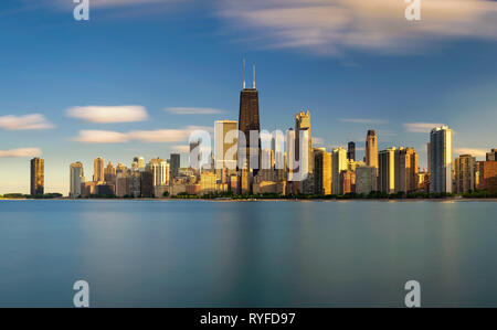 Skyline von Chicago bei Sonnenuntergang von der North Avenue Beach gesehen Stockfoto