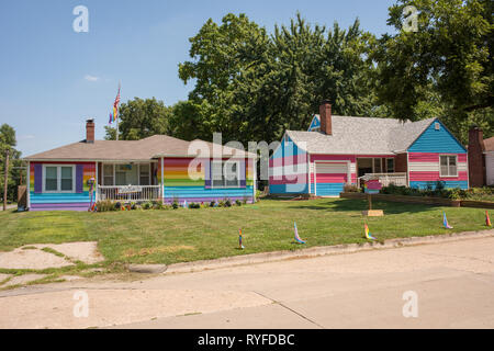 Die Gleichheit Haus begrüßt alle mit seinem Garten und kostenlose Bibliothek in krassem Gegensatz zu der ominösen Zeichen ihrer Nachbarn, Westboro Baptist Church. Stockfoto