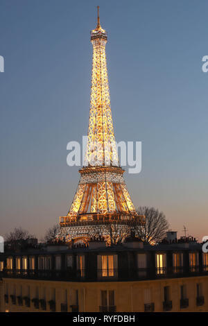 Der Eiffelturm Eiffelturm bei Nacht beleuchtet, Paris, Frankreich. Stockfoto