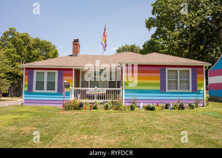 Die Gleichheit Haus begrüßt alle mit seinem Garten und kostenlose Bibliothek in krassem Gegensatz zu der ominösen Zeichen ihrer Nachbarn, Westboro Baptist Church. Stockfoto