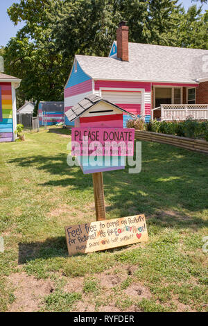 Die Gleichheit Haus begrüßt alle mit seinem Garten und kostenlose Bibliothek in krassem Gegensatz zu der ominösen Zeichen ihrer Nachbarn, Westboro Baptist Church. Stockfoto