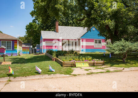 Die Gleichheit Haus begrüßt alle mit seinem Garten und kostenlose Bibliothek in krassem Gegensatz zu der ominösen Zeichen ihrer Nachbarn, Westboro Baptist Church. Stockfoto