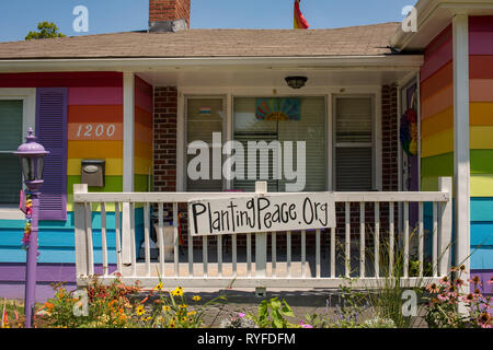 Die Gleichheit Haus begrüßt alle mit seinem Garten und kostenlose Bibliothek in krassem Gegensatz zu der ominösen Zeichen ihrer Nachbarn, Westboro Baptist Church. Stockfoto