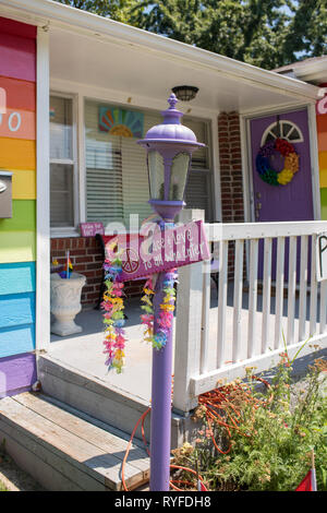 Die Gleichheit Haus begrüßt alle mit seinem Garten und kostenlose Bibliothek in krassem Gegensatz zu der ominösen Zeichen ihrer Nachbarn, Westboro Baptist Church. Stockfoto
