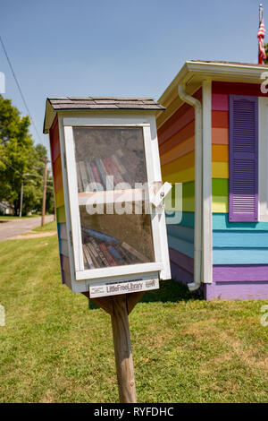 Die Gleichheit Haus begrüßt alle mit seinem Garten und kostenlose Bibliothek in krassem Gegensatz zu der ominösen Zeichen ihrer Nachbarn, Westboro Baptist Church. Stockfoto