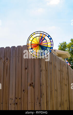 Die Gleichheit Haus begrüßt alle mit seinem Garten und kostenlose Bibliothek in krassem Gegensatz zu der ominösen Zeichen ihrer Nachbarn, Westboro Baptist Church. Stockfoto